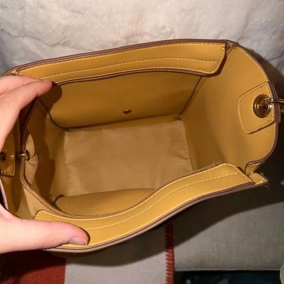 Wrangler Mustard Crossbody Bag with Striped Strap - Picture 3 of 4